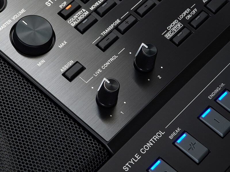 Primer plano del botón asignable y de las perillas Live Control de la estación de trabajo de arreglos Yamaha PSR-SX920