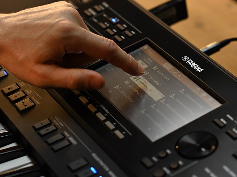 Operando la pantalla táctil de la estación de trabajo de arreglos Yamaha PSR-SX720+