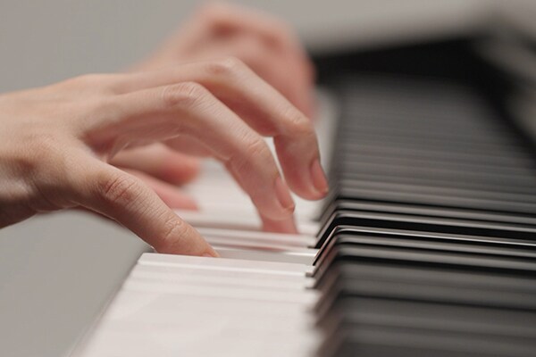 Manos tocando el teclado Graded Hammer Standard (GHS)