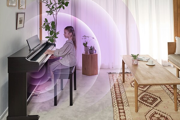 Ondas sonoras expandiéndose desde un piano ARIUS en una sala de estar