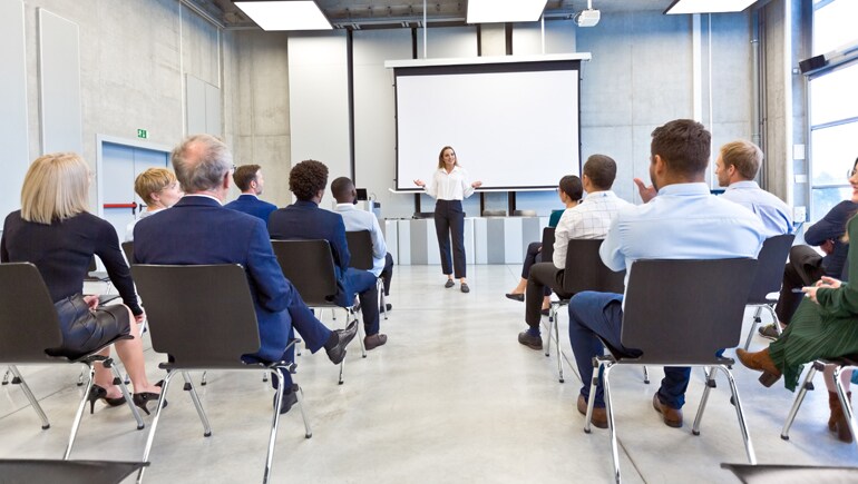 Voice Lift (Elevación de voz), estilo de webinar: cobertura de sonido constante en toda la sala.