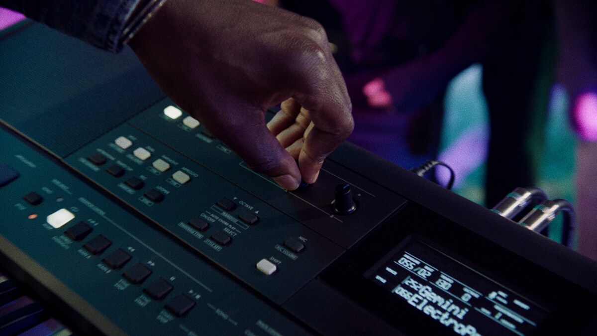 Una persona controlando la perilla Live Control del PSR-E583