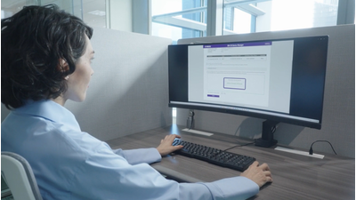 Foto de una mujer trabajando en una PC, que representa una implementación fácil y eficiente.