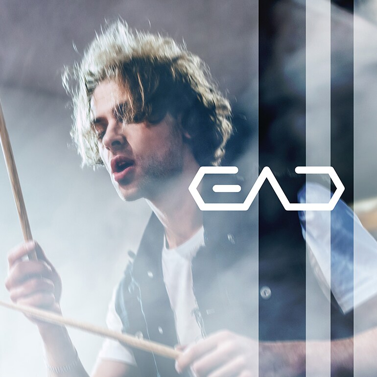 Baterista tocando con el EAD50