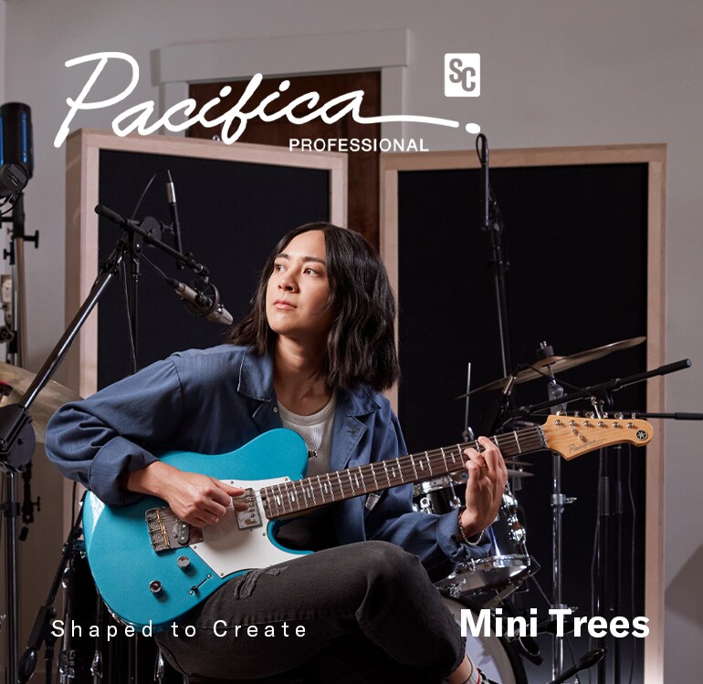 Pacifica SC Professional (PACP11S BMB) sostenida por MINI TREES