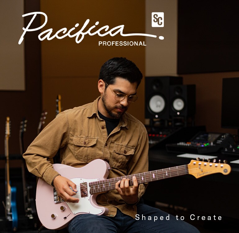 Un hombre tocando una Pacifica SC Professional (PACP11S ASP) en un estudio de grabación