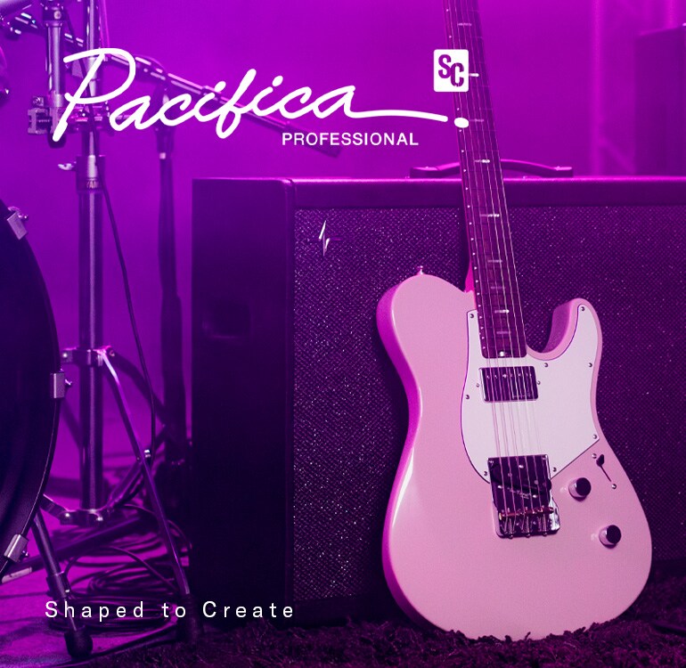 Pacifica SC Standard Plus (PACS+11S ASP) colocada junto a un amplificador de guitarra
