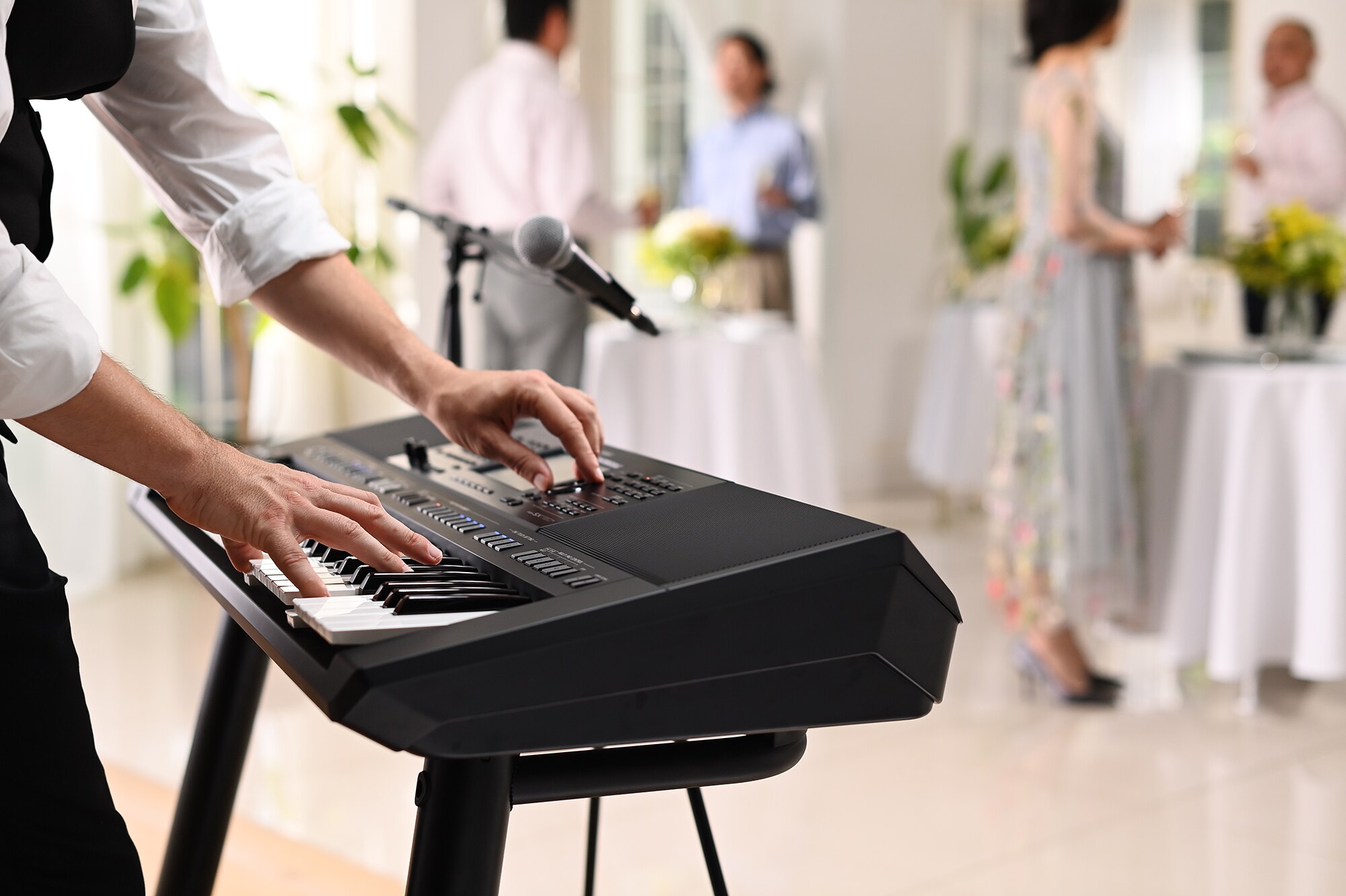 Estación de trabajo de arreglos Yamaha PSR-SX720+ siendo utilizada en un salón de fiestas