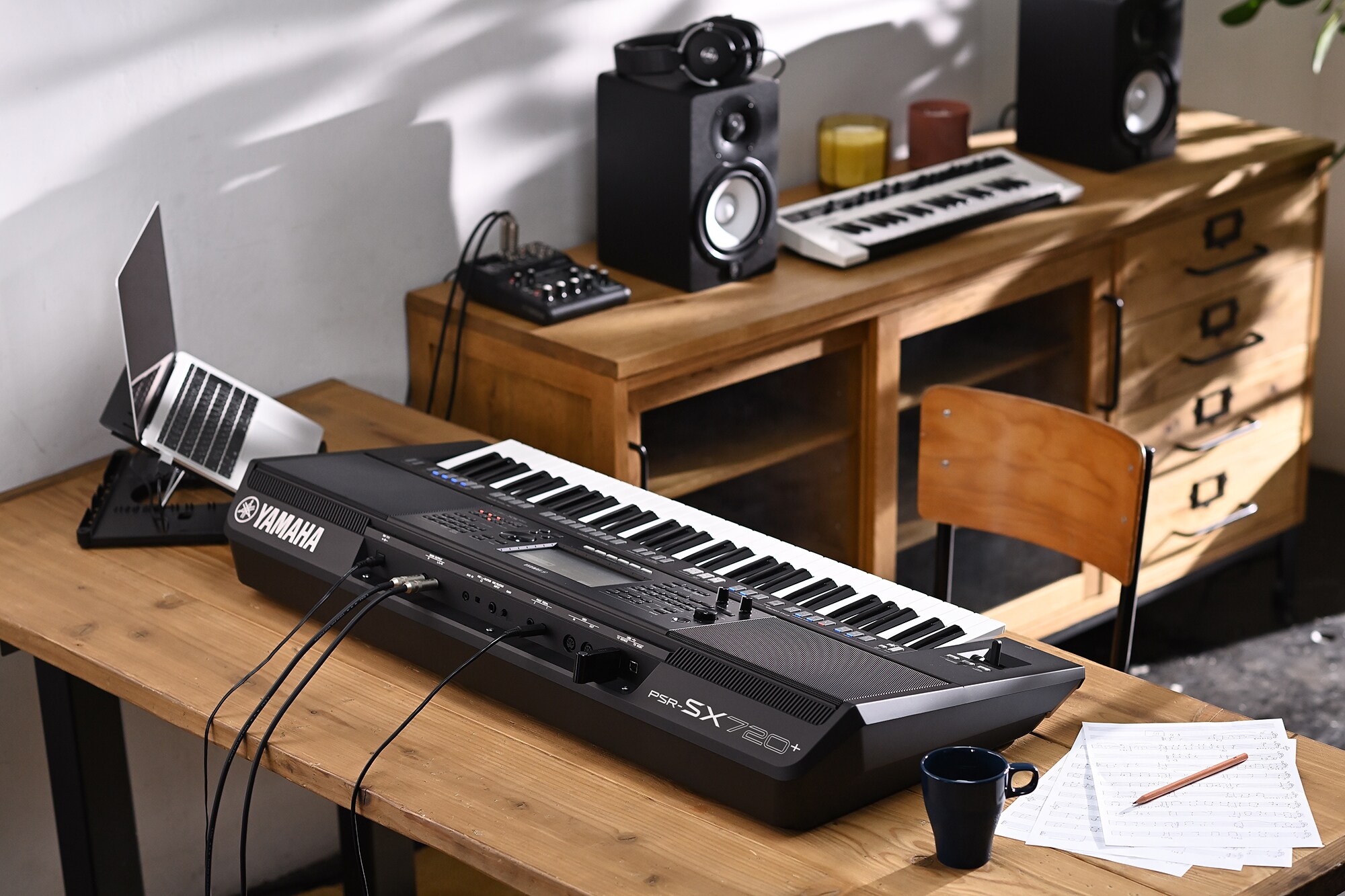 Estación de trabajo de arreglos Yamaha PSR-SX720+ en un escritorio