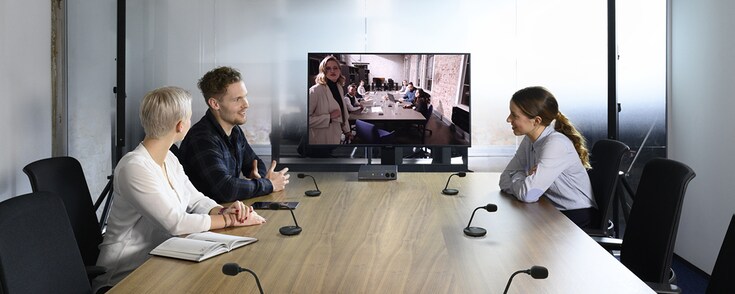 Escena de reunión que muestra la solución flexible de micrófonos inalámbricos personalizada para casos de uso.