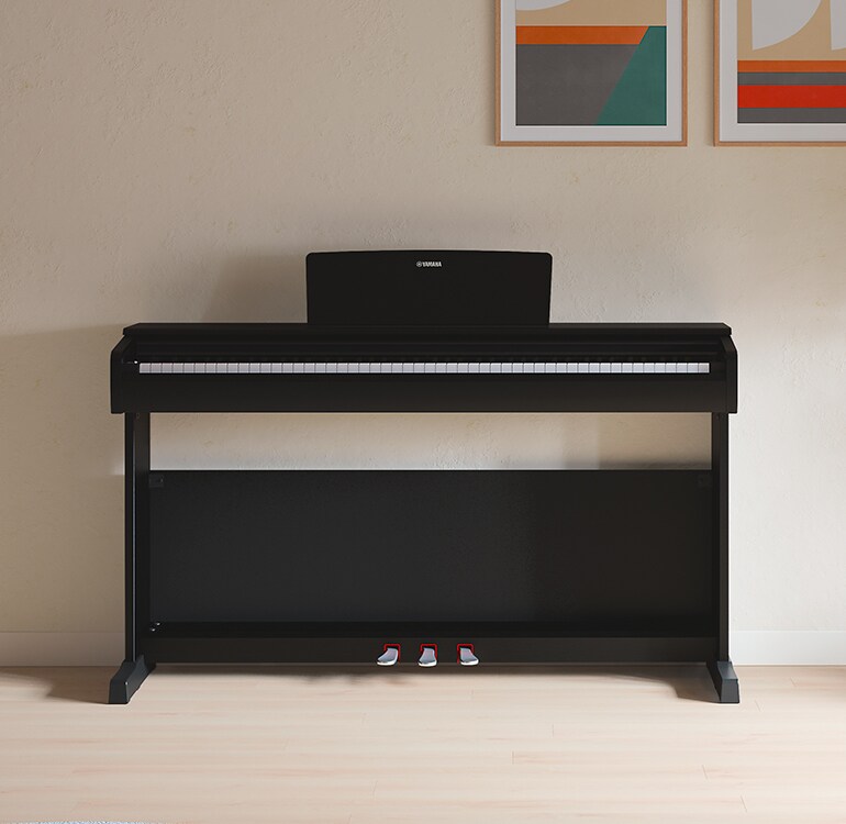 Una sala de estar que cuenta con un piano ARIUS color negro con plantas de interior y un sofá, armoniosamente integrado con la decoración