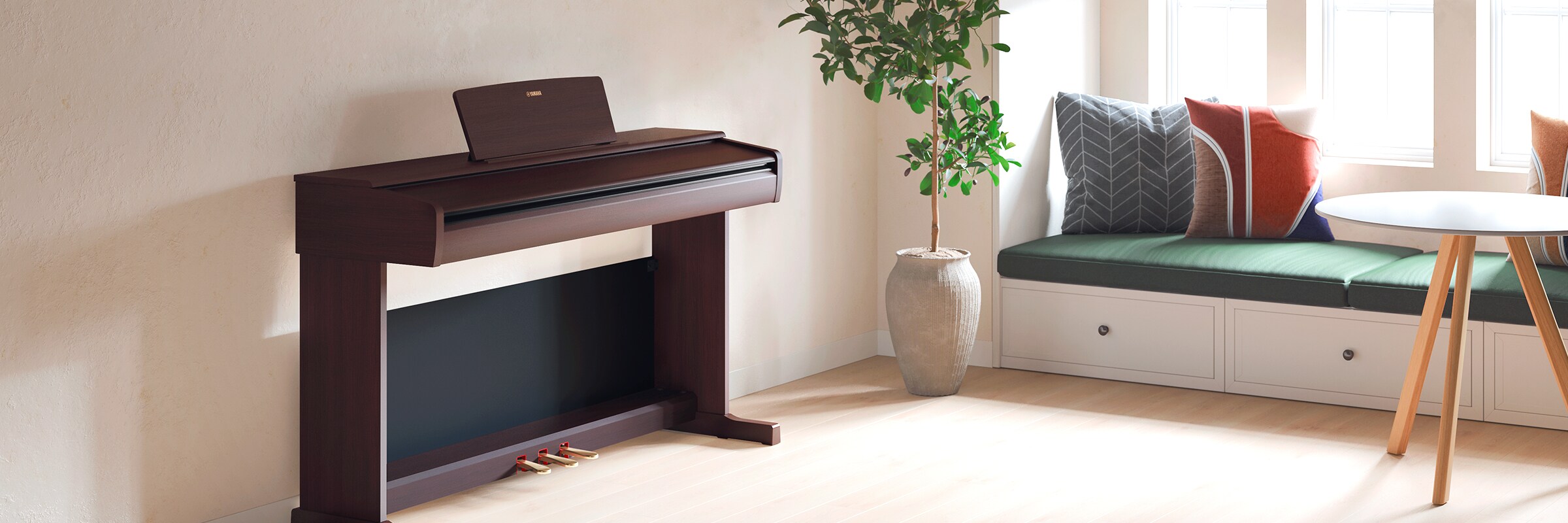Un piano ARIUS en una sala de estar con la tapa cerrada, integrándose con la decoración