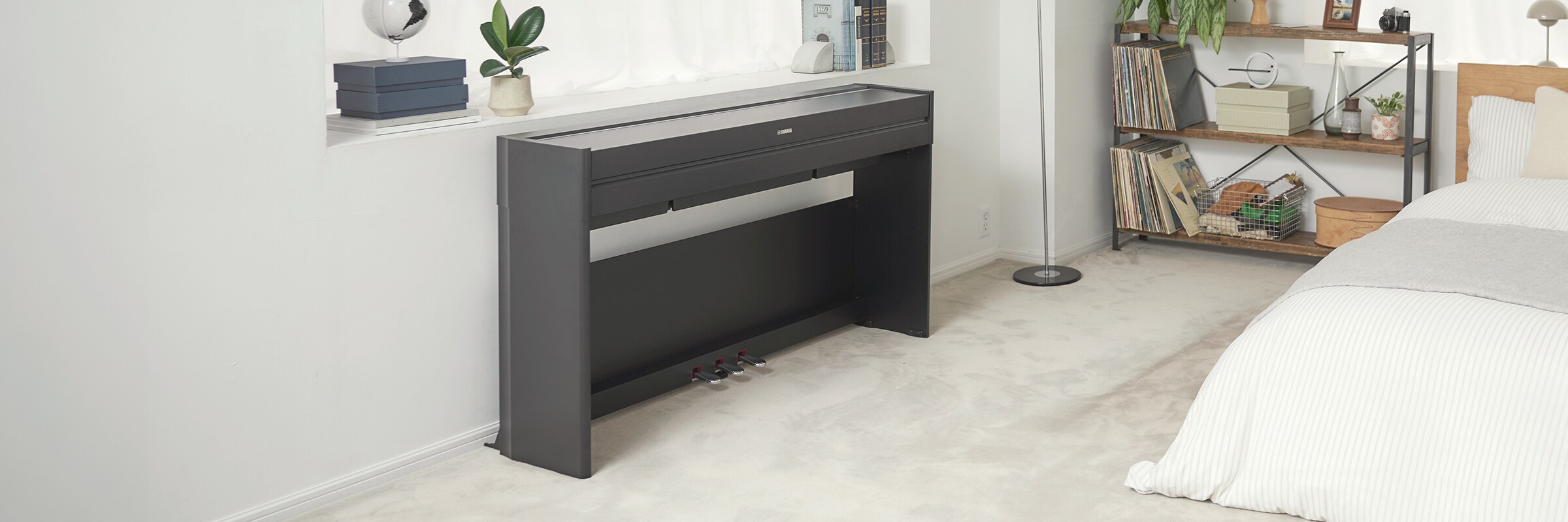 Un piano ARIUS en una habitación con la tapa cerrada, integrándose con la decoración