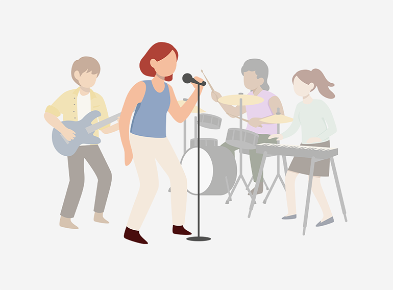 Una mujer disfrutando de un karaoke fácil con la función de eliminación de voz de la app de práctica musical Extrack