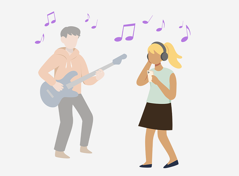 Una mujer que disfruta escuchando atentamente las frases de cada instrumento mientras ajusta el volumen en la app de práctica musical Extrack