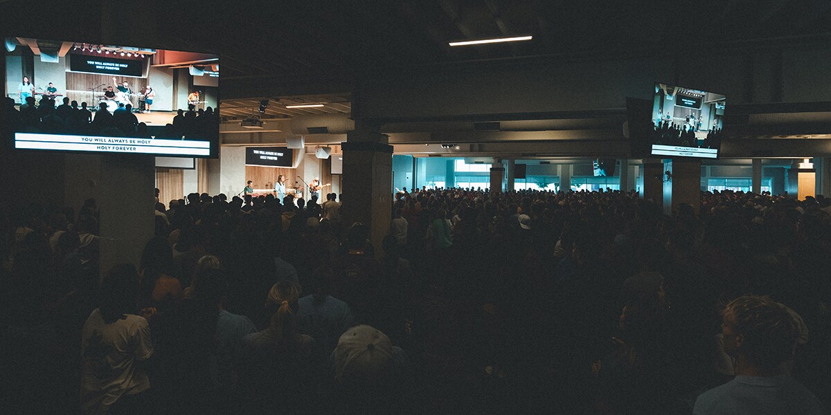 Vista interior del espacio de adoración de CityLight Church en Lincoln, Nebraska, con iluminación de escenario y asientos para la audiencia.