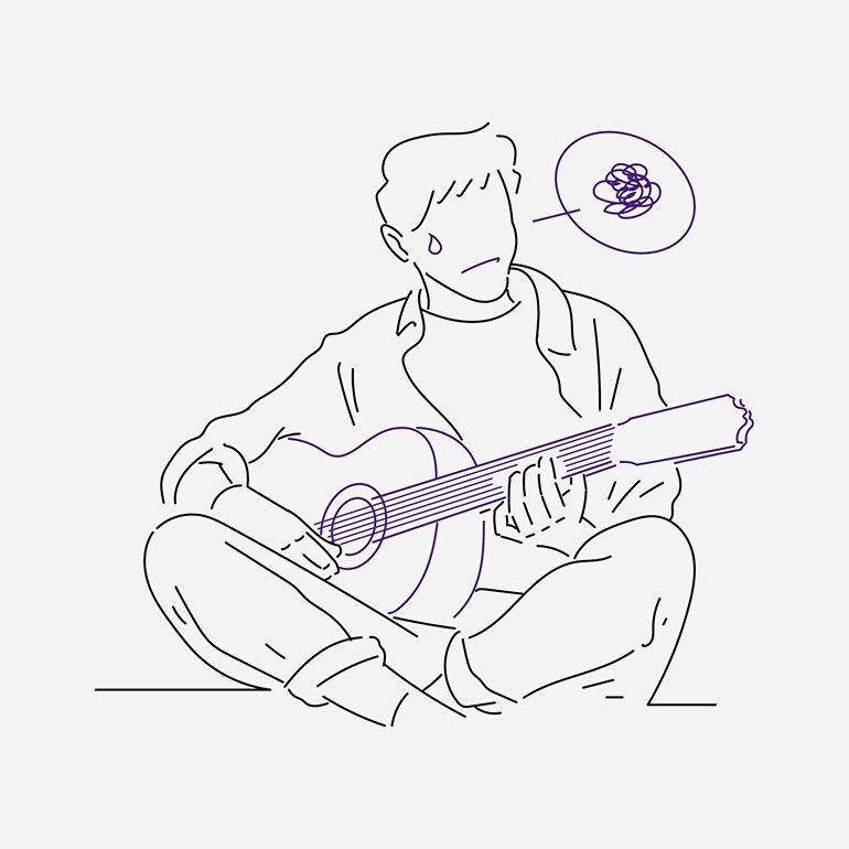 Un hombre con dificultades para practicar guitarra