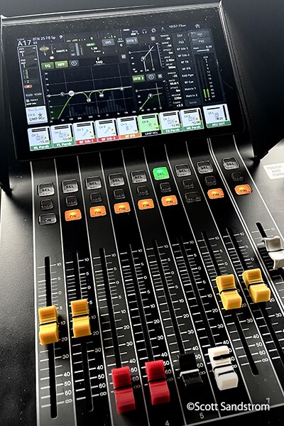 Pantalla de la consola de mezcla digital Yamaha DM3 que muestra la configuración de mezcla con medidores de canal